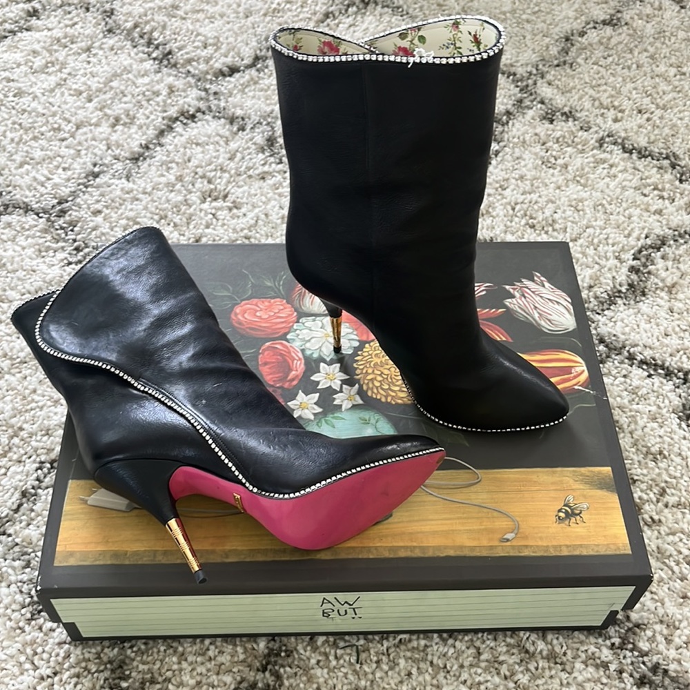 Black Gucci boots. Like New. Size 39. Have box, spare heel and caps travel bag. - Picture 4 of 6